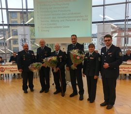 Gratulation zum Geburtstag gab es für Klaus Panoscha (FF Spremberg OW Stadtkern), Ernst Pujo (FF Kolkwitz / OW Kolkwitz) Frank Balkow (Stadtwehrführer Spremberg)