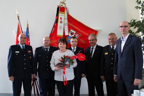 vlnr: Siegmund Rückmann (Stellvertretender Vorsitzender des KFV), Stefan Grothe (Kreisbrandmeister), Marlies Kulka, Frank Stolper (Abteilungsleiter MIK), Harald Altekrüger (Landrat SPN), Werner-Siegwart Schippel (Präs. LFV BB), Carsten Billing (Ordnungsdezernent Landkreis)