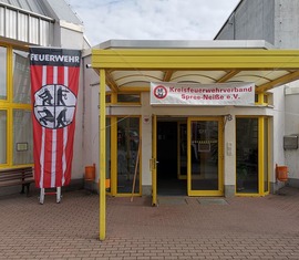 Das Kolkwitzcenter unter Feuerwehrflagge.
