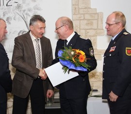 Präsident LFV BB e.V. Kam. Schippel, Minister des Innern und für Kommunales Herr Schröter und amt. Landesjugendfeuerwehrwart Jan von Bergen gratulieren Kam. Heinz Rudolph zum Ehrenzeichen der LJF BB in Silber.