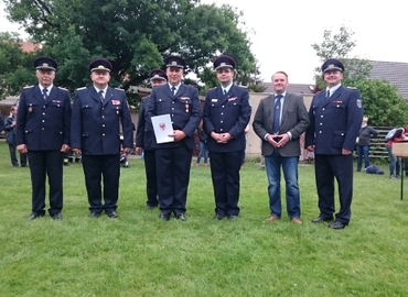 Auf dem Bild zu sehen von links: Andreas Britze (stellv. Stadtwehrführer Forst (Lausitz)), Stefan Grothe (stellv. Kreisbrandmeister LK SPN), Bernd Frommelt in zweiter Reihe (Stadtwehrfüher Forst (Lausitz)), Jörg Baumgart (Zugführer in Forst (Lausitz) und ausgezeichneter), Robert Buder (Vorsitzender Kreisfeuerwehrverband SPN), Jens Handreck (stellv. Bürgermeister Forst (Lausitz)), Frank Noack (Ortswehrführer des Forster Ortsteiles Groß Bademeusels)