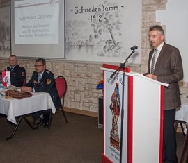 Minister des Innern und für Kommunales Herr Schröter während seiner Grußansprache.