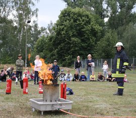Highlight zum Abschluss: Der Feuerlösch-Trainer. Hier dürfen die Kinder mal selber löschen (unter Aufsicht) und erleben was passiert, wenn Fett oder Spraydosen brennen.