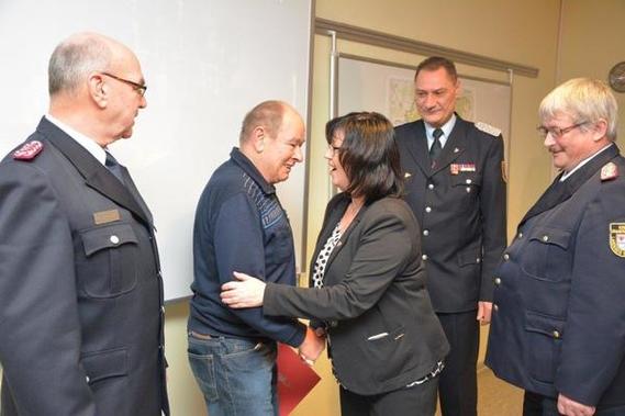 Vl: Der stellv. Vorsitzender Kam. Rückmann, Friedrich Wilhelm Schwanz, Bürgermeisterin Christine Herntier, Stadtbrandmeister Kam. Frank Balkow, Kreisbrandmeister Kam. Wolfhard Kätzmer