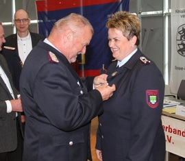 Werner-Siegwart Schippel zeichnet Sybille Bennewitz mit dem Brandenburger Feuerwehr-Ehrenkreuz in Silber aus.