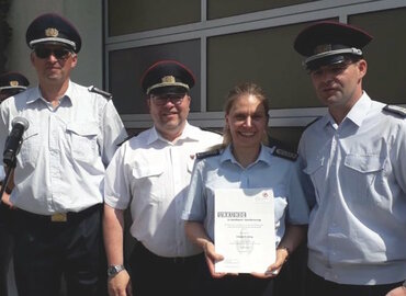 Danja Hornig erhält ihre Auszeichnung