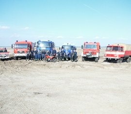 Gruppenbild aller Teilnehmer vor den Fahrzeugen