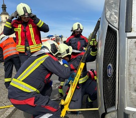 Stabilisierung des PKW in Seitenlage - Showvorführung der Feuerwehr Forst (Lausitz)