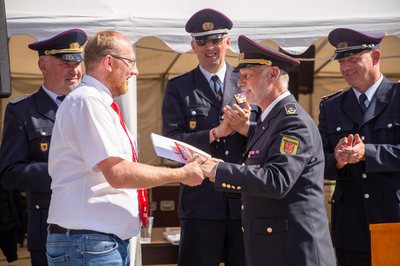 Übergabe Partner der Feuerwehr an das Concordia Versicherungsbüro Carsten Hänsel durch LFV-Präsidenten Rolf Fünning