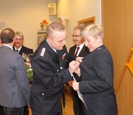 Kamd. Ines Kling erhält ihre Auszeichnung vom Vorsitzenden des Unterverbandes 2, Kam. Matthias Geigk