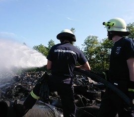 Brandschutzeinheit im Einsatz beim Reifenlagerbrand in Senftenberg (OSL)