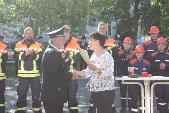 Hauptamtsleiterin Martina Rentsch übergibt Jürgen Rehnus seine Entlassungsurkunde