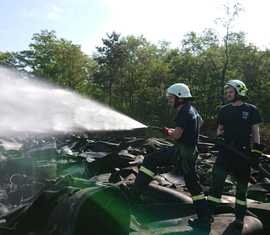 Brandschutzeinheit im Einsatz beim Reifenlagerbrand in Senftenberg (OSL)