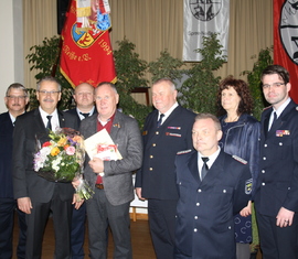 vlnr: Ehren-KBM Wolfhard Kätzmer, Landrat Harald Altekrüger, KBM Stefan Grothe, Dietmar Walter, LFV-Präsident Werner-Sigwart Schippel, AWF Thomas Schulze, Amtsdirektorin Elvira Hölzner, KFV-Vorsitzender Robert Buder