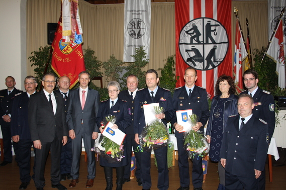 vlnr: Ehren-KBM Wolfhard Kätzmer, Landrat Harald Altekrüger, KBM Stefan Grothe, Drebkaus Bürgermeister Paul Köhne, Antje Raschick, LFV-Präsident Werner-Sigwart Schippel, Matthias Tannert, Robert Judis, Amtsdirektorin Elvira Hölzner, Amtsbrandmeister Thomas Schulze, KFV-Vorsitzender Robert Buder