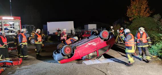 Zusammenspiel und taktisches Vorgehen sind wesentlich bei der Rettung von Personen aus einem verunfallten Fahrzeug