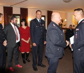 Der stellvertretende Kreisbrandmeister Kam. Grothe gratuliert
Kam. Fettke zur Auszeichnung mit dem Deutschen Feuerwehr-Ehrenkreuz in Bronze.