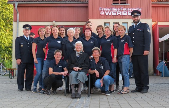 Gruppenbild vorm Gerätehaus