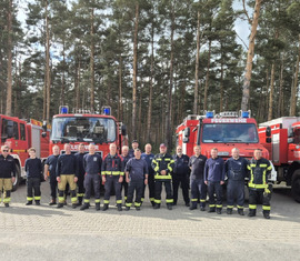 Gruppenbild mit Fahrzeugen