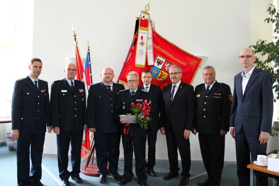 vlnr: Karsten Magister (Gemeindewehrführer Neuhausen), Siegmund Rückmann (Stellvertretender Vorsitzender des KFV), Stefan Grothe (Kreisbrandmeister), Andreas Paulick, Frank Stolper (Abteilungsleiter MIK), Harald Altekrüger (Landrat SPN), Werner-Siegwart Schippel (Präs. LFV BB), Carsten Billing (Ordnungsdezernent Landkreis)