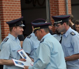 Auszeichnung der Kameraden Dietmar Mehlow und Sylvio Meißner durch den stell. Kreisbrandmeister Mathias Voigt und den Vorsitzenden des Kreis&shy;feuerwehr&shy;verbandes Spree-Neiße e.V.