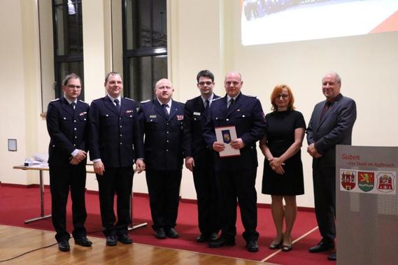 vlnr: Nico Hammel (Stellv. Wehrführer), Rico Nowka (Wehrführer) Tobias Stefan Grothe (kreisbrandmeister), Robert Buder (Vorsitzender KFV SPN), Tobias Frank, Berit Kreisig (Vorsitzende der Stadtverordnetenversammlung), Fred Mahro (Bürgermeister)