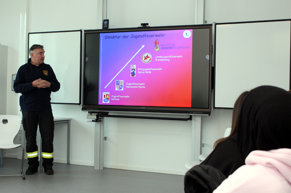 René Bennewitz erläutert die Struktur der Jugendfeuerwehr