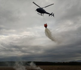 Die Firma Aeroheli International aus der Gemeinde Neuhausen/Spree bietet verschiedene Dienstleistungen an, dazu zählt auch die Brandbekämpfung aus der Luft.