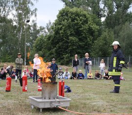 Highlight zum Abschluss: Der Feuerlösch-Trainer. Hier dürfen die Kinder mal selber löschen (unter Aufsicht) und erleben was passiert, wenn Fett oder Spraydosen brennen.