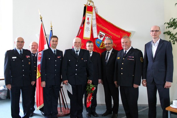 vlnr: Siegmund Rückmann (Stellvertretender Vorsitzender des KFV), Stefan Grothe (Kreisbrandmeister), Karsten Magister (Gemeindewehrführer Neuhausen), Michael Peschel, Frank Stolper (Abteilungsleiter MIK), Harald Altekrüger (Landrat SPN), Werner-Siegwart Schippel (Präs. LFV BB), Carsten Billing (Ordnungsdezernent Landkreis)