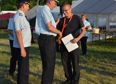 Stefan Kothe amt. Kreis&shy;jugend&shy;feuerwehrwart SPN gratuliert Stephan Winkler zur Auszeichnung mit dem Ehrenzeichen der Landesjugendfeuerwehr Brandenburg in Gold