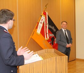 Vorsitzender des Kreis&shy;feuerwehr&shy;verbandes Spree-Neiße e.V. verliest die Urkunde zur Auszeichnung allgemeinen Stellvertreter des Bürgermeisters der Stadt Forst (Lausitz) Jens Handreck