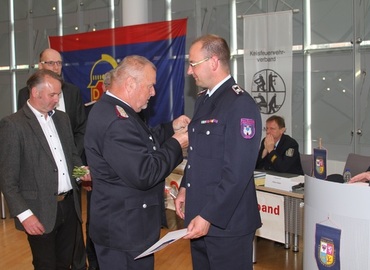 Werner-Siegwart Schippel zeichnet Marcel Bertram (OW Casel) mit Schiedsrichter- und Kampfrichterspange des Deutschen Feuerwehrverbandes in Bronze aus