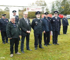 von links Bürgermeister der Stadt Drebkau Dietmar Horke, Landrat Harald Altekrüger, Kreis­jugend­feuerwehrwart Christian Rösiger, Ausgezeichneter Bernd Schulze und Vorsitzender Kreis­feuerwehr­verband Spree-Neiße e.V. Robert Buder