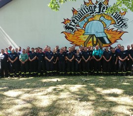 Gruppenbild der eingesetzten Kräfte beim Brandeinsatz eines Reifenlagerbrandes in Senftenberg (OSL)