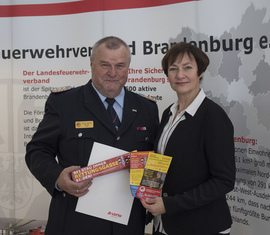 Rettungsgasse dank Lottomitteln: Anja Bohms, Geschäftsführerin der Land Brandenburg Lotto GmbH, überreichte die Aktionsartikel symbolisch an Präsident Werner-Siegwart Schippel.