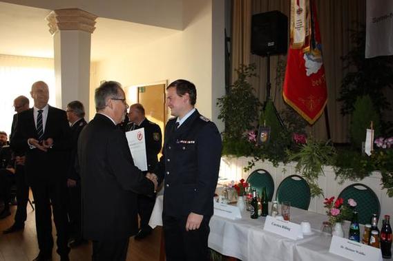 Landrat Harald Altekrüger gratuliert Kam. Norman Schlüter.