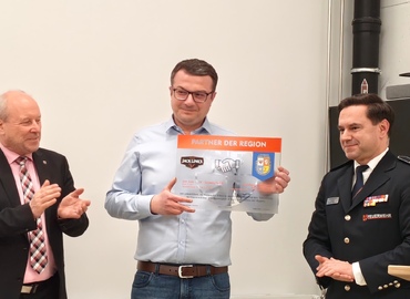 Bürgermeister Fred Mahro, Werkleiter Mateusz Wozniak und Frank Mehlow (KFV) bei der Übergabe des Partnerschaftschildes