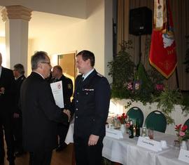 Landrat Harald Altekrüger gratuliert Kam. Norman Schlüter.