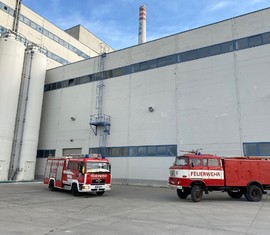 Der Fuhrpark der GMB Glasmanufaktur Brandenburg GmbH: Ein MLF und ein Tanklöschfahrzeug W50.