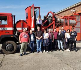 Gruppenbild vor dem Abgaslöschfahrzeug der LEAG Werkfeuerwehr in Schwarze Pumpe