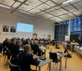 Hier trifft sich normalerweise der Kreistag, heute trifft die Feuerwehr Entscheidungen