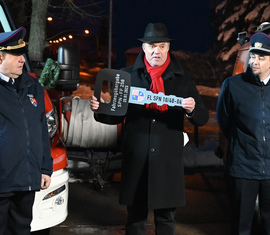 Gemeindewehrführer Mathias Voigt (links) und Ortswehrführer Benjamin Nothnick (rechts) erhalten den symbolischen Fahrzeugschlüssel von Bürgermeister Dieter Perko