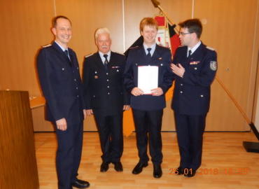 v.l. Ortswehrführer Jens Melchrick, Stadtbrandmeister Andreas Britze, Kamerad Jonas Lehmann und Vorsitzender Kreisfeuerwehrverband Spree-Neiße e.V. Robert Buder