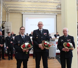 Stefan Kothe (Mitte) bleibt weiterhin der Kreis­jugend­feuerwehrwart und wird vertreten durch Enrico Schulze (links) und Frank Kalisch (rechts).