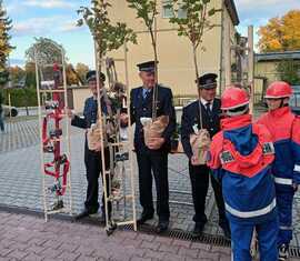 scheidende Ortswehrführung Döbern erhält Präsendte von der Jugendfeuerwehr