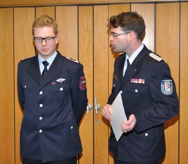Der Vorsitzende des KFV, Robert Buder (rechts) überreicht die Urkunde an Phillipp Meißner (links)