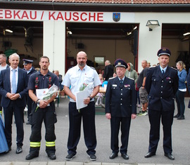 Björn Bringse und Stephan Klein erhalten das Ehrenzeichen der Brandenburger Jugendfeuerwehr in Bronze. Flankiert werden Sie von der Brunnenfee, Bürgermeister Paul Köhne, dem stellvertretenden Kreisjugendwart Frank Kalisch,  Ortswehrführer Thomas Zademach und KFV Vorstand Sascha Erler.