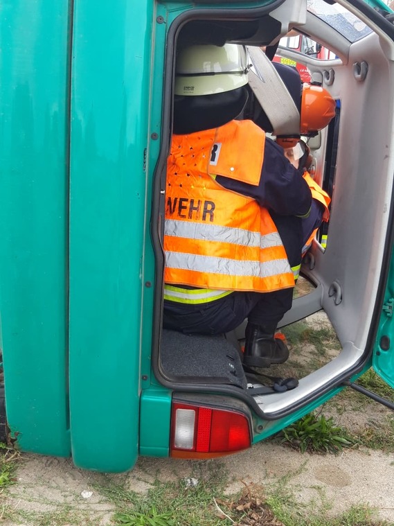 Das Auto liegt auf der Seite, über die Heckklappe wurde ein Zugang geschaffen