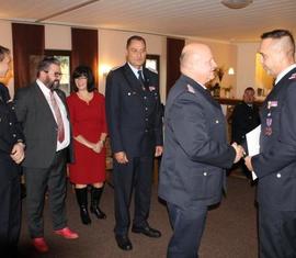 Der stellvertretende Kreisbrandmeister Kam. Grothe gratuliert
Kam. Fettke zur Auszeichnung mit dem Deutschen Feuerwehr-Ehrenkreuz in Bronze.